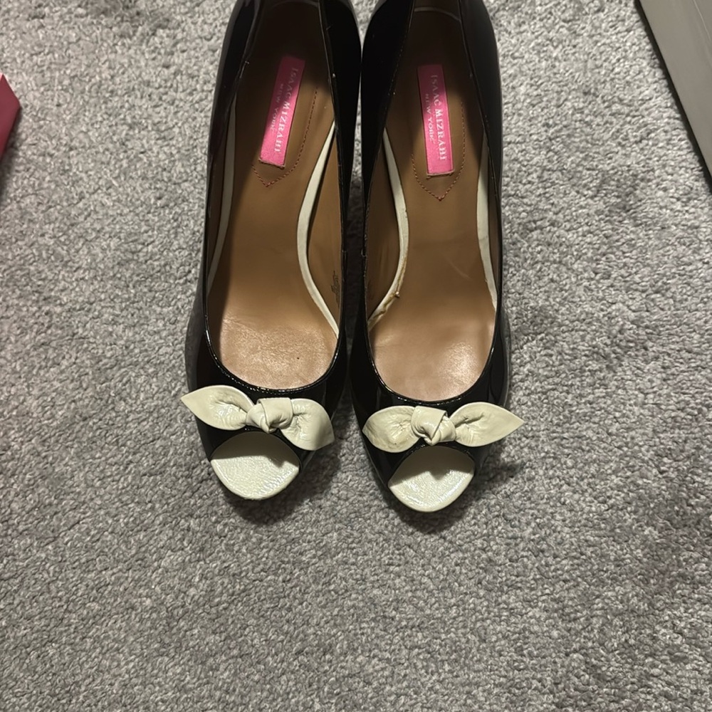 Isaac Mizrahi Black and Cream Heels with Elegant Bows